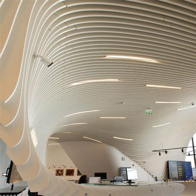 주문형인 금속판 천장은 수직적으로 구부러진 방해 천정 시스템을 디자인합니다