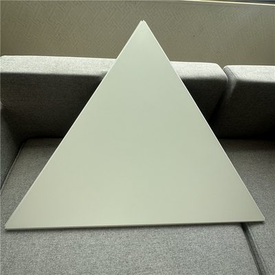 퍼포레이티드 음향 삼각 알루미늄은 천장 패널 1000x1000x1000MM에 뒹굴었습니다