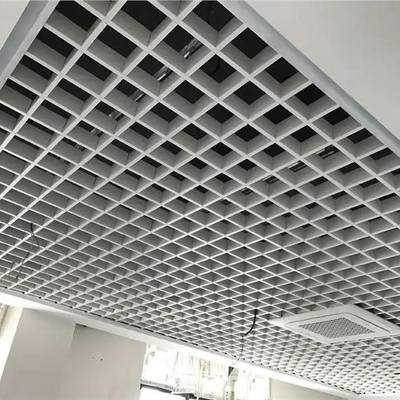 100x100 금속판 천장은 천장 장식을 구축하는 알루미늄 셀을 간격을 두는 그릴을 타일로 덮습니다