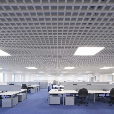 100x100 금속판 천장은 천장 장식을 구축하는 알루미늄 셀을 간격을 두는 그릴을 타일로 덮습니다