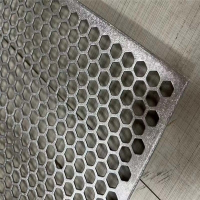 빌딩을 다른 금속을 입히기 위한 600X600mm 6 각형 퍼포레이티드 금속 정면 알루미늄 판넬